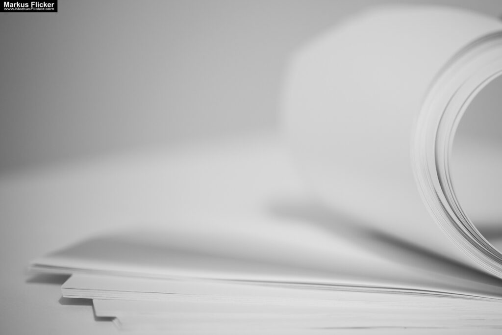 Kreative Fotomotive mit Papier durch das Spiel mit Licht und Schatten