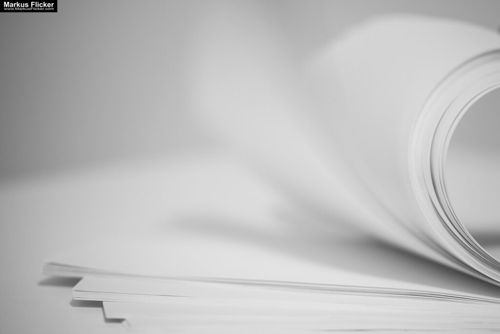 Kreative Fotomotive mit Papier durch das Spiel mit Licht und Schatten