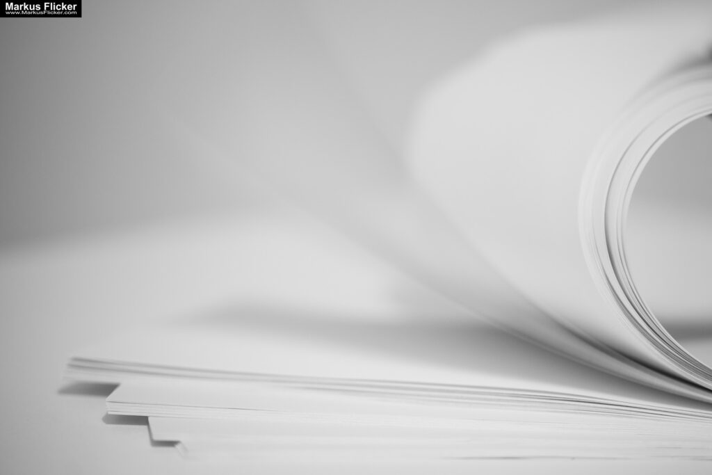 Kreative Fotomotive mit Papier durch das Spiel mit Licht und Schatten