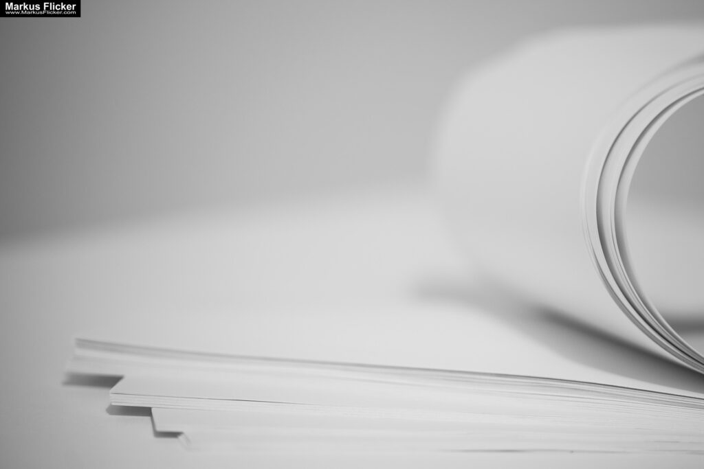 Kreative Fotomotive mit Papier durch das Spiel mit Licht und Schatten