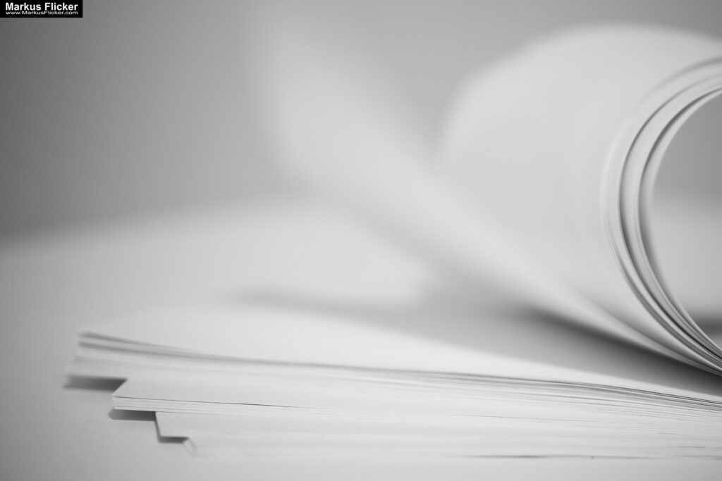 Kreative Fotomotive mit Papier durch das Spiel mit Licht und Schatten