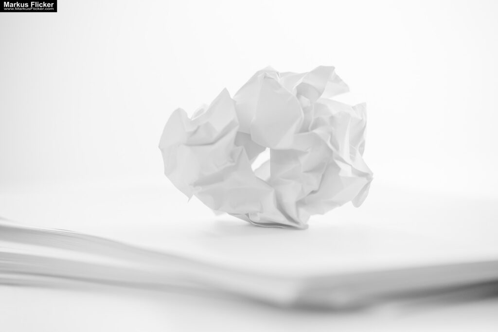 Kreative Fotomotive mit Papier durch das Spiel mit Licht und Schatten