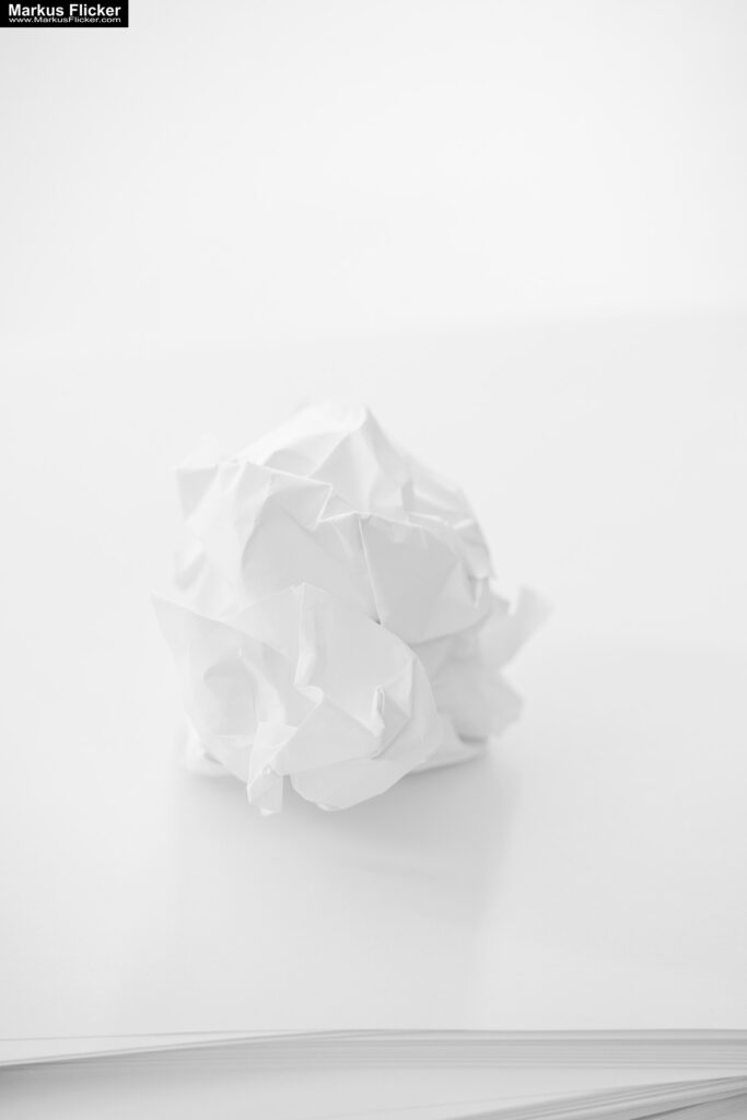 Kreative Fotomotive mit Papier durch das Spiel mit Licht und Schatten