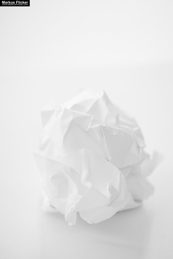 Kreative Fotomotive mit Papier durch das Spiel mit Licht und Schatten