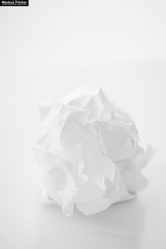 Kreative Fotomotive mit Papier durch das Spiel mit Licht und Schatten