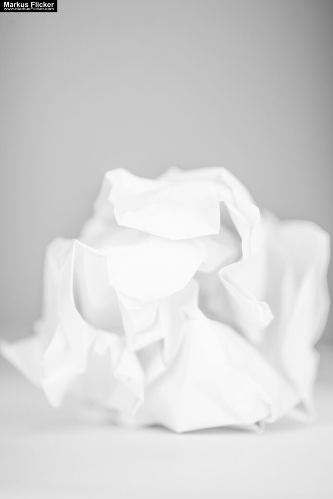 Kreative Fotomotive mit Papier durch das Spiel mit Licht und Schatten