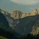 Extreme Sportfotografie und Reisefotografie in Österreich, Slowenien, Kroatien, Ungarn und Italien Die Extreme Sportfotografie bietet dir die Möglichkeit, spektakuläre und dynamische Momente festzuhalten, während du dich inmitten der atemberaubenden Natur Europas bewegst. Länder wie Österreich, Slowenien, Kroatien, Ungarn und Italien bieten eine unvergleichliche Kulisse für actiongeladene Szenen, die dich und deine Betrachter fesseln. Insbesondere die Steiermark in Österreich, mit ihren imposanten Bergen und weiten Tälern, ist ein Paradies für Sportler und Fotografen gleichermaßen. Fotograf Videograf Gleisdorf Graz Content Creator Autor Steiermark Österreich