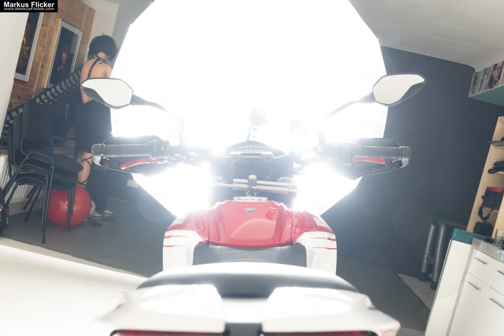 Motorrad Ducati Hypermotard 939 SP Bike Fotoshooting im Fotostudio inkl. 37 Fototipps und Bildideen Motorrad Ducati Hypermotard 939 SP Bike Fotoshooting im Fotostudio