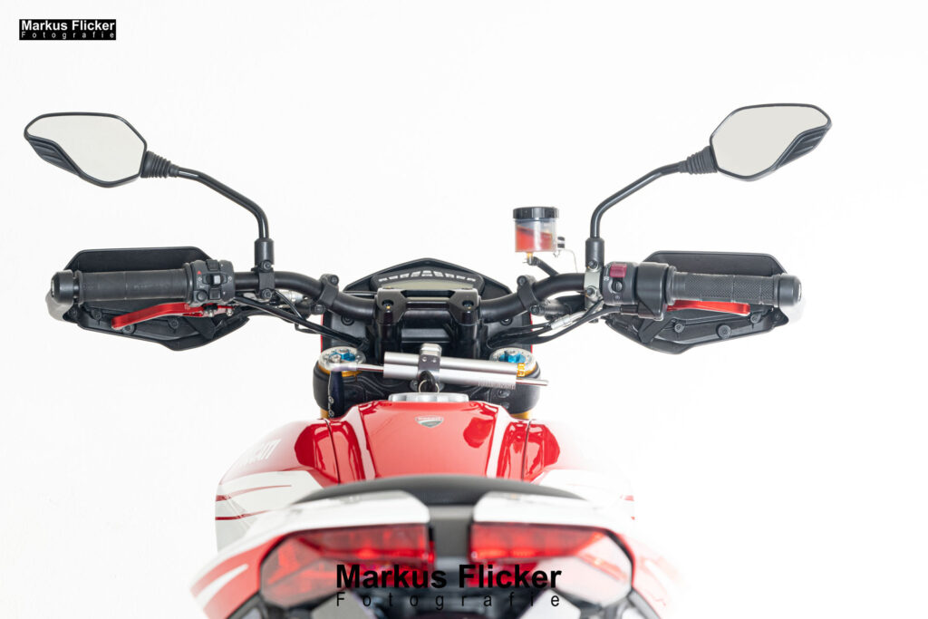 Motorrad Ducati Hypermotard 939 SP Bike Fotoshooting im Fotostudio inkl. 37 Fototipps und Bildideen Motorrad Ducati Hypermotard 939 SP Bike Fotoshooting im Fotostudio