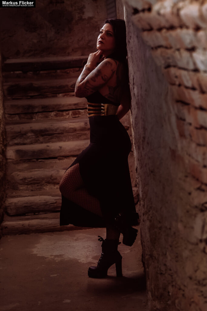 Verborgene Eleganz: Ein Fotoshooting mit Female Model Elisa im historischen Keller von Graz. Frau Elisa im Scheinwerferlicht des Grazer Gewölbes. Eleganz in der Dunkelheit: Modefotografie mit Elisa in Graz inkl. 37 Fototipps zum Fotografieren im Keller