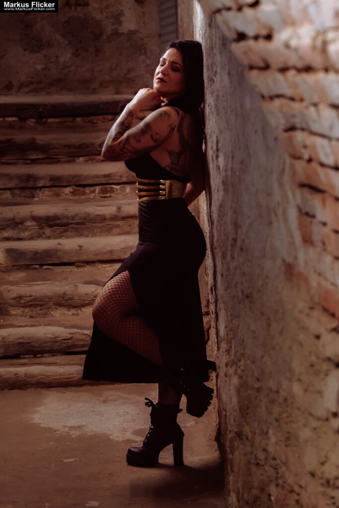 Verborgene Eleganz: Ein Fotoshooting mit Female Model Elisa im historischen Keller von Graz. Frau Elisa im Scheinwerferlicht des Grazer Gewölbes. Eleganz in der Dunkelheit: Modefotografie mit Elisa in Graz inkl. 37 Fototipps zum Fotografieren im Keller