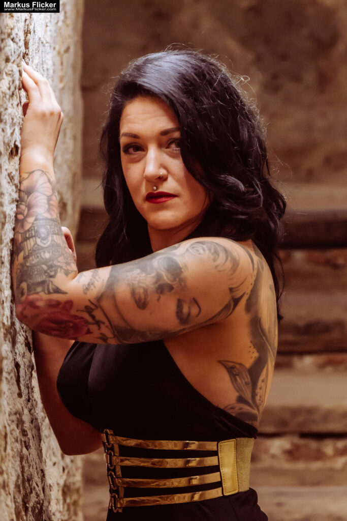 Verborgene Eleganz: Ein Fotoshooting mit Female Model Elisa im historischen Keller von Graz. Frau Elisa im Scheinwerferlicht des Grazer Gewölbes. Eleganz in der Dunkelheit: Modefotografie mit Elisa in Graz inkl. 37 Fototipps zum Fotografieren im Keller