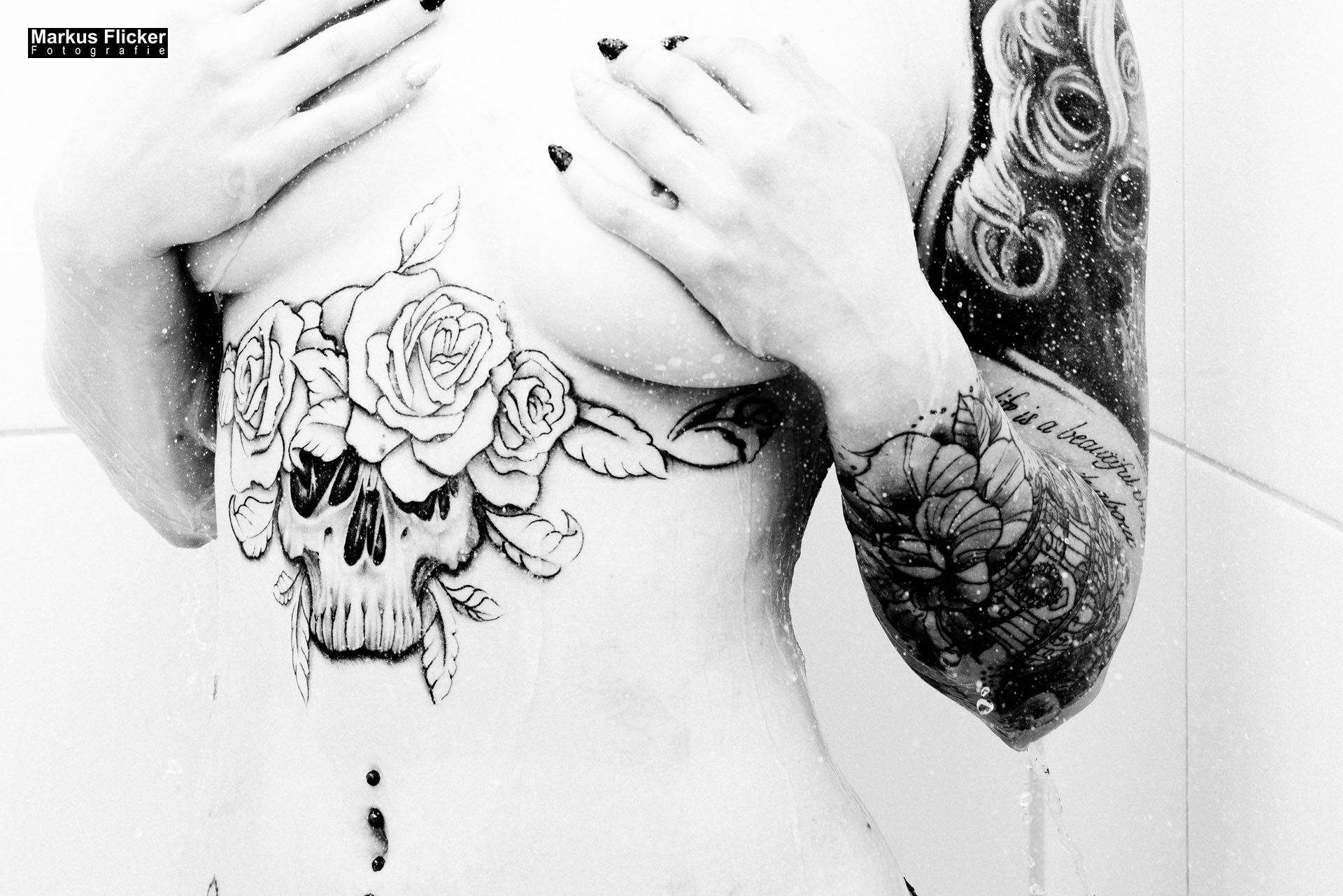 Erotic Art Female Model Portrait Elisa Shower Girl Underboob Tattoo Fotoshooting in der Dusche