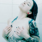 Erotic Art Female Model Portrait Elisa Shower Girl Underboob Tattoo Fotoshooting in der Dusche