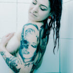 Erotic Art Female Model Portrait Elisa Shower Girl Underboob Tattoo Fotoshooting in der Dusche