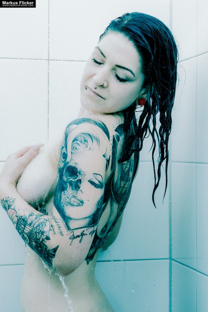 Erotic Art Female Model Portrait Elisa Shower Girl Underboob Tattoo Fotoshooting in der Dusche