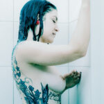 Erotic Art Female Model Portrait Elisa Shower Girl Underboob Tattoo Fotoshooting in der Dusche