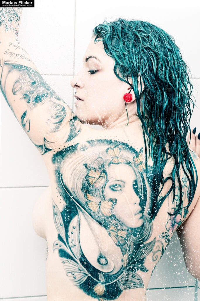 Verwendung von natürlichem Licht in der Porträtfotografie: Techniken, Posing, Verwendung von Licht inkl. 37 Fototipps und Tricks Erotic Art Female Model Portrait Elisa Shower Girl Underboob Tattoo Fotoshooting in der Dusche
