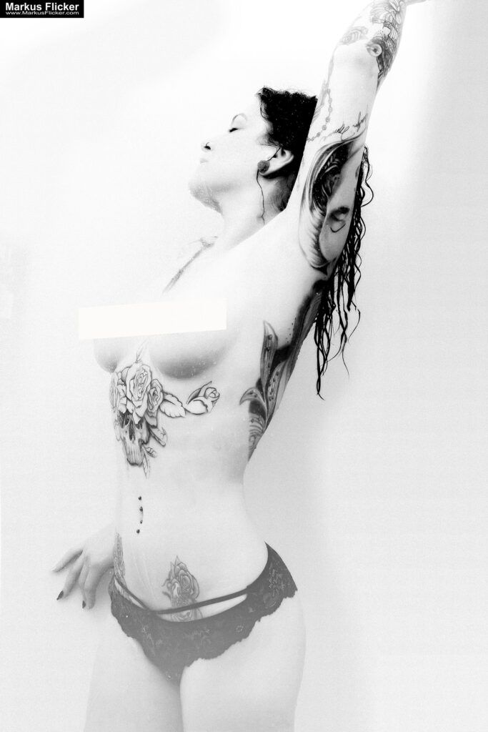 Erotic Art Female Model Portrait Elisa Shower Girl Underboob Tattoo Fotoshooting in der Dusche