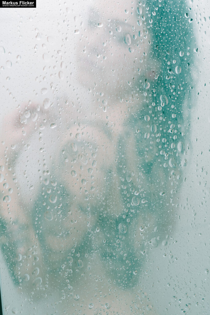 Erotic Art Female Model Portrait Elisa Shower Girl Underboob Tattoo Fotoshooting in der Dusche