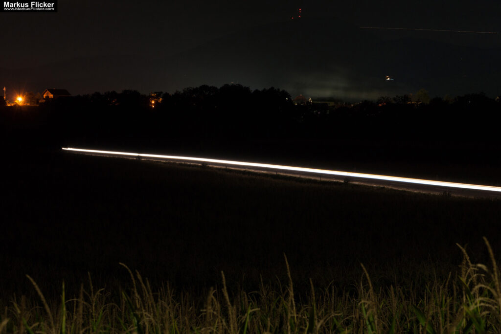 Langzeitbelichtung. Personen auf Plätzen entfernen oder Wasser wie Milch wirken lassen oder Autos auf der Strasse wo Lichter zu Streifen werden Langzeitbelichtung. Personen auf Plätzen entfernen oder Wasser wie Milch wirken lassen oder Autos auf der Strasse wo Lichter zu Streifen werden