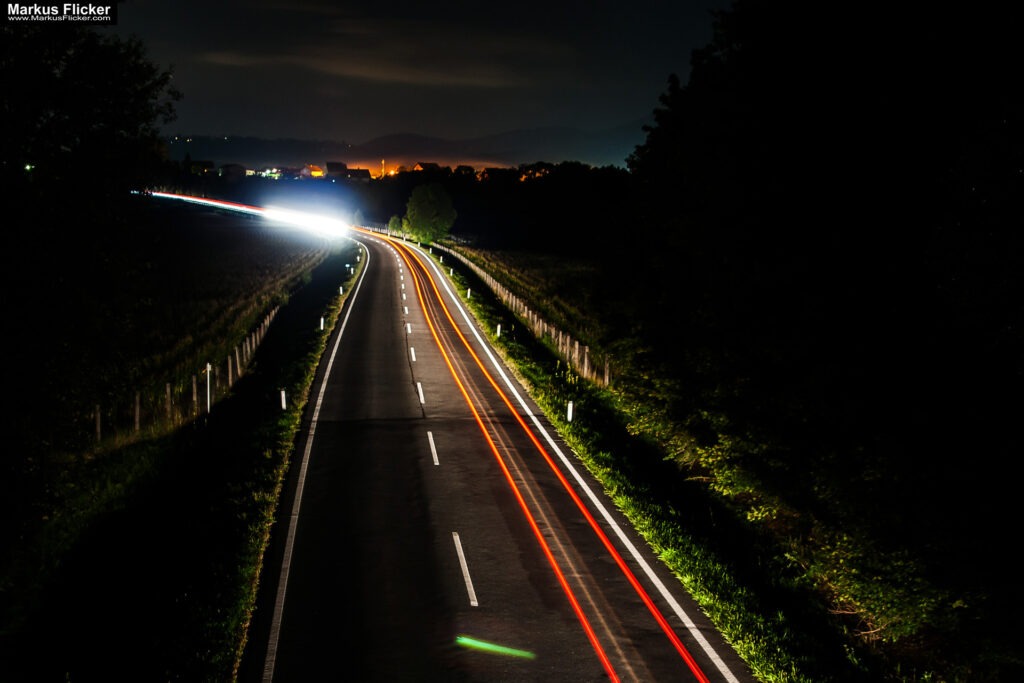 Langzeitbelichtung. Personen auf Plätzen entfernen oder Wasser wie Milch wirken lassen oder Autos auf der Strasse wo Lichter zu Streifen werden Langzeitbelichtung. Personen auf Plätzen entfernen oder Wasser wie Milch wirken lassen oder Autos auf der Strasse wo Lichter zu Streifen werden