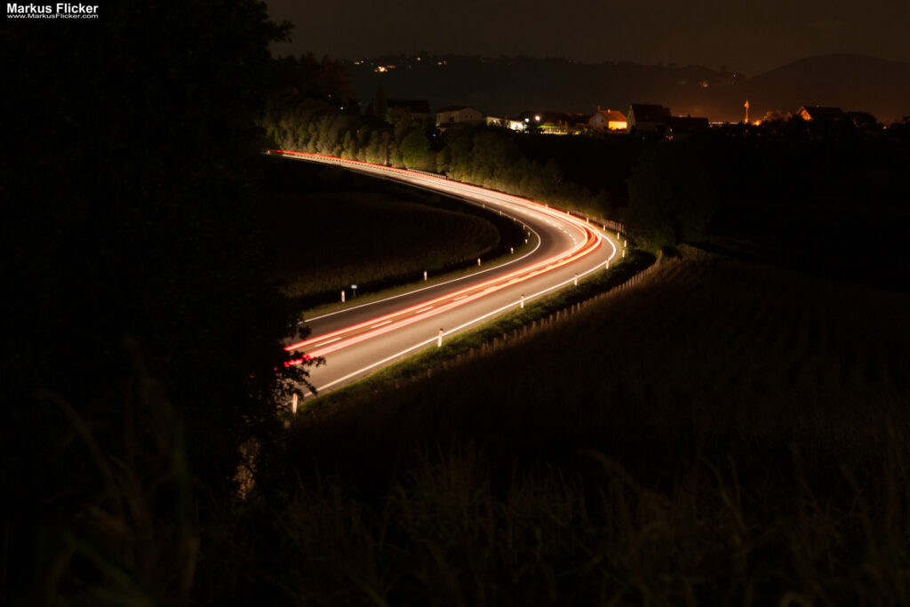 Langzeitbelichtung. Personen auf Plätzen entfernen oder Wasser wie Milch wirken lassen oder Autos auf der Strasse wo Lichter zu Streifen werden Langzeitbelichtung. Personen auf Plätzen entfernen oder Wasser wie Milch wirken lassen oder Autos auf der Strasse wo Lichter zu Streifen werden