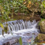 Langzeitbelichtung von Wasser an Flüssen und Bächen mit Kamera und Smartphone