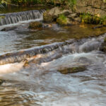 Langzeitbelichtung von Wasser an Flüssen und Bächen mit Kamera und Smartphone