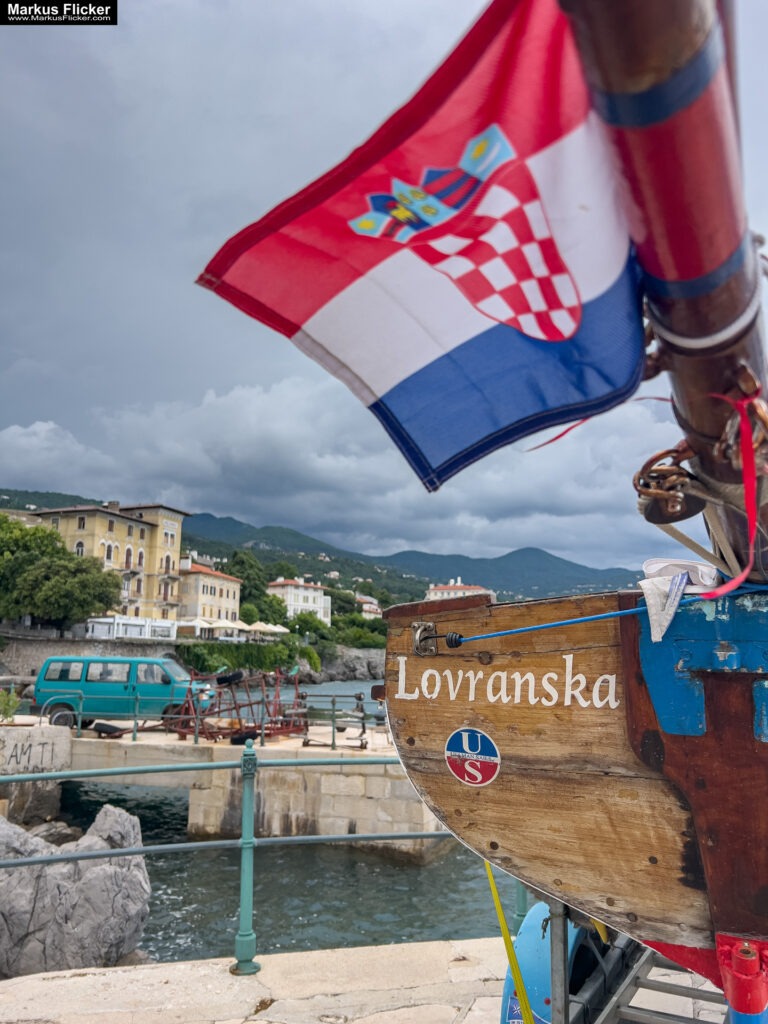 Kroatien: Roadtrip in Europa. Reisen mit dem Auto innerhalb der EU. Citytrips, Camping, Landschaft, Rundfahrt mit dem PKW, romantische Städte und Urlaubsinspiration Lovran Ufer Küste Primorje-Gorski kotar Lorbeer Istrien Kroatien Adria #visitcroatia #visitlovran