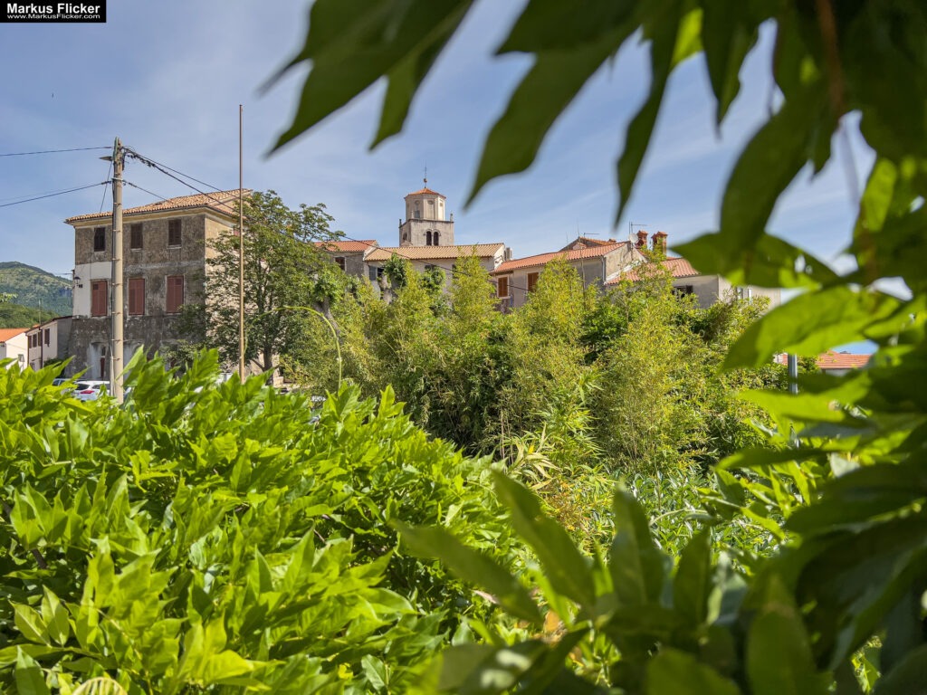 Župa Mošćenice Primorje-Gorski Kotar Kroatien Istrien. Roadtrip in Europa. Reisen mit dem Auto innerhalb der EU. Citytrips, Camping, Landschaft, Rundfahrt mit dem PKW, romantische Städte und Urlaubsinspiration