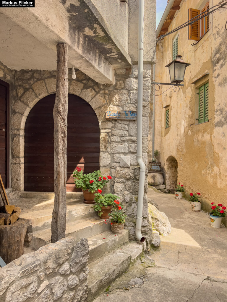 Župa Mošćenice Primorje-Gorski Kotar Kroatien Istrien. Roadtrip in Europa. Reisen mit dem Auto innerhalb der EU. Citytrips, Camping, Landschaft, Rundfahrt mit dem PKW, romantische Städte und Urlaubsinspiration