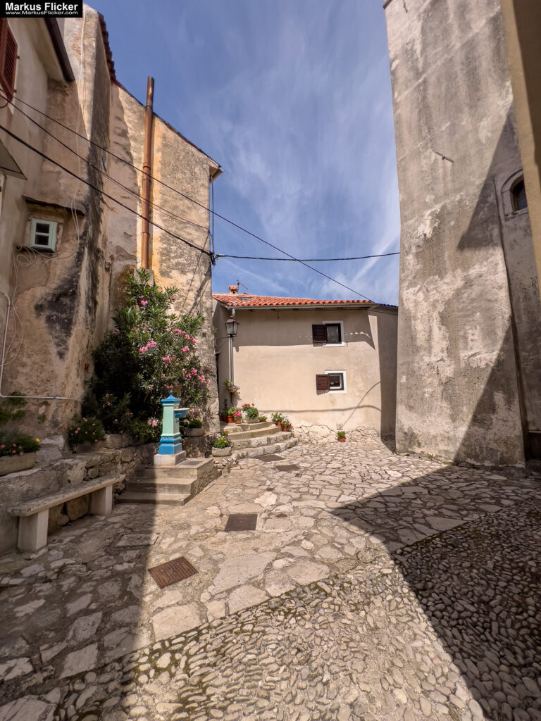 Župa Mošćenice Primorje-Gorski Kotar Kroatien Istrien. Roadtrip in Europa. Reisen mit dem Auto innerhalb der EU. Citytrips, Camping, Landschaft, Rundfahrt mit dem PKW, romantische Städte und Urlaubsinspiration