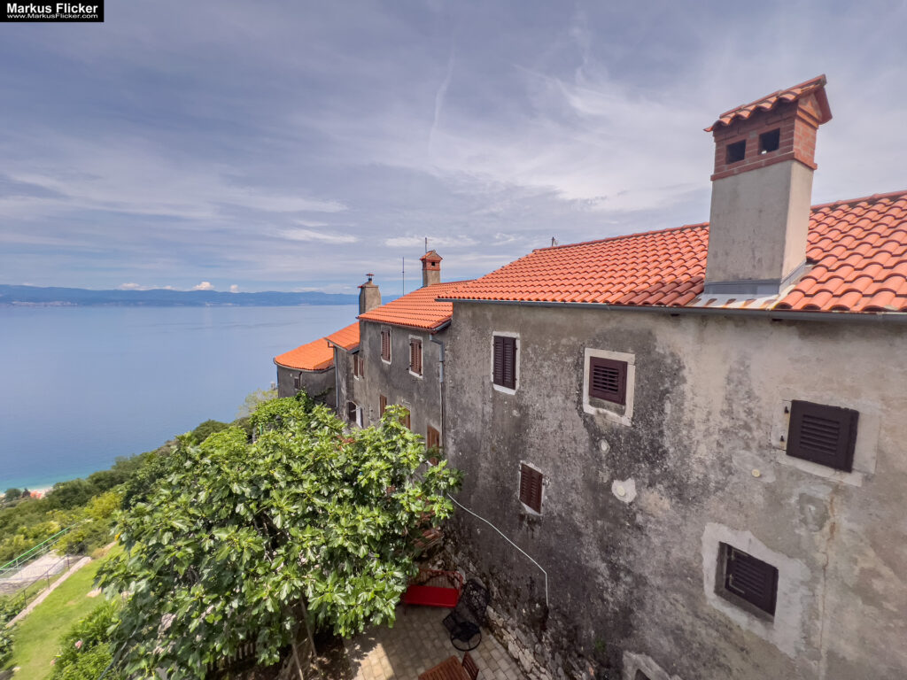 Župa Mošćenice Primorje-Gorski Kotar Kroatien Istrien. Roadtrip in Europa. Reisen mit dem Auto innerhalb der EU. Citytrips, Camping, Landschaft, Rundfahrt mit dem PKW, romantische Städte und Urlaubsinspiration