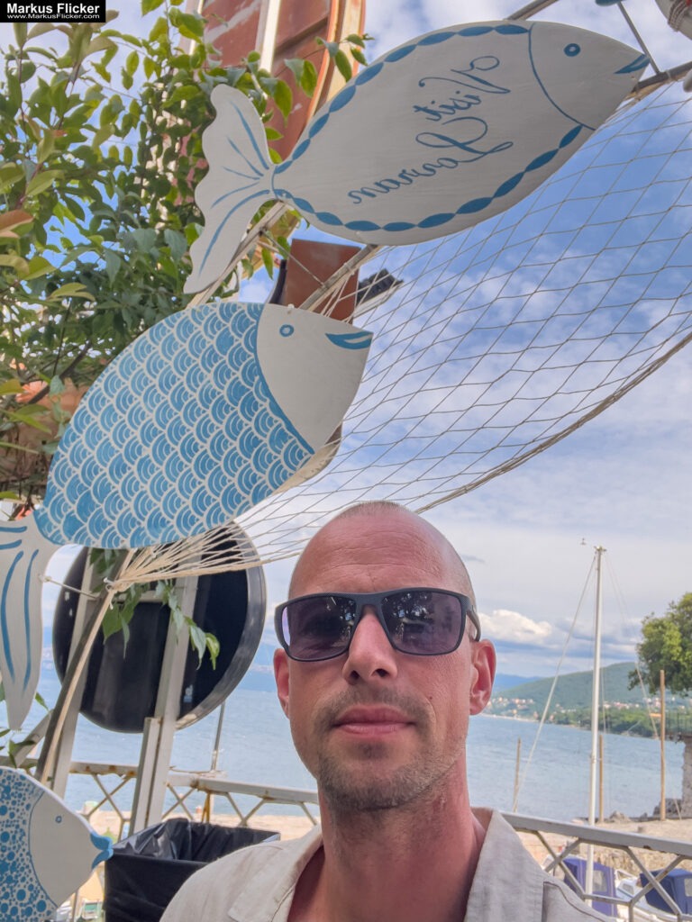 Kroatien: Roadtrip in Europa. Reisen mit dem Auto innerhalb der EU. Citytrips, Camping, Landschaft, Rundfahrt mit dem PKW, romantische Städte und Urlaubsinspiration Lovran Ufer Küste Primorje-Gorski kotar Lorbeer Istrien Kroatien Adria #visitcroatia #visitlovran