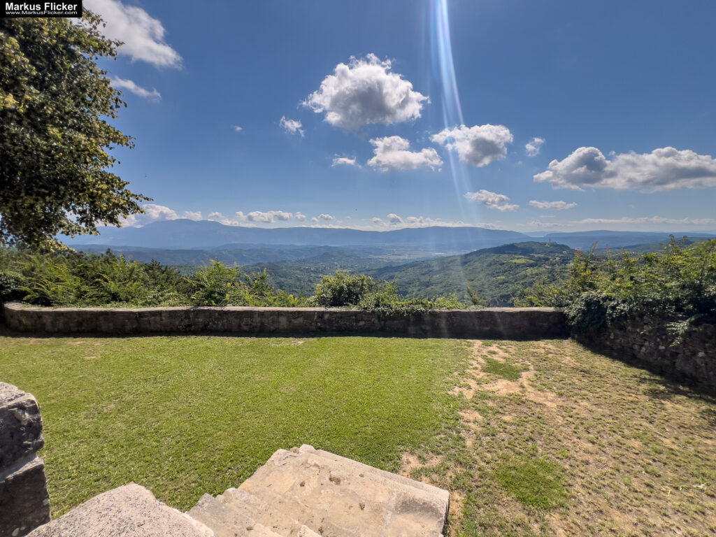 Gračišće Gallignana Kroatien Istrien Roadtrip in Europa. Reisen mit dem Auto innerhalb der EU. Citytrips, Camping, Landschaft, Rundfahrt mit dem PKW, romantische Städte und Urlaubsinspiration Gračišće Gallignana Kroatien Istrien