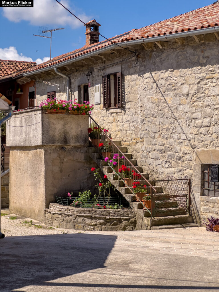 Kroatien: Roadtrip in Europa. Reisen mit dem Auto innerhalb der EU. Citytrips, Camping, Landschaft, Rundfahrt mit dem PKW, romantische Städte und Urlaubsinspiration Gračišće Gallignana Kroatien Istrien