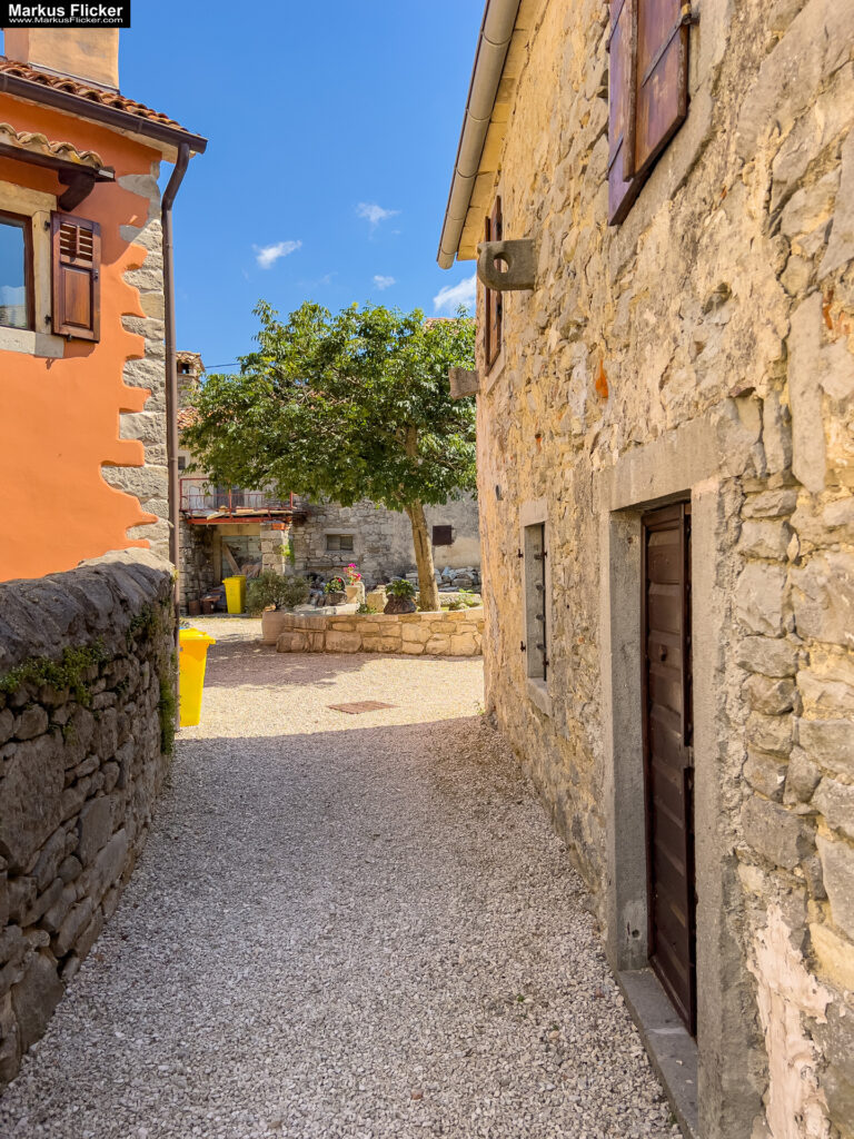 Gračišće Gallignana Kroatien Istrien Roadtrip in Europa. Reisen mit dem Auto innerhalb der EU. Citytrips, Camping, Landschaft, Rundfahrt mit dem PKW, romantische Städte und Urlaubsinspiration Gračišće Gallignana Kroatien Istrien