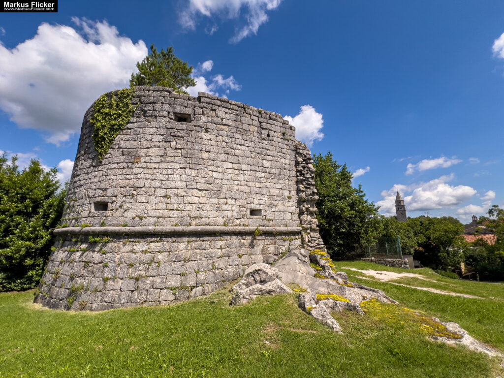 Kroatien: Roadtrip in Europa. Reisen mit dem Auto innerhalb der EU. Citytrips, Camping, Landschaft, Rundfahrt mit dem PKW, romantische Städte und Urlaubsinspiration Gračišće Gallignana Kroatien Istrien