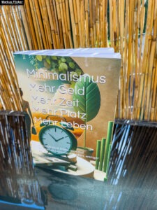 Minimalismus: Mehr Geld Mehr Zeit Mehr Platz Mehr Leben: Minimalistisch leben, maximal profitieren, maximal genießen, weniger Ballast Buch von Markus Flicker #minimalismus