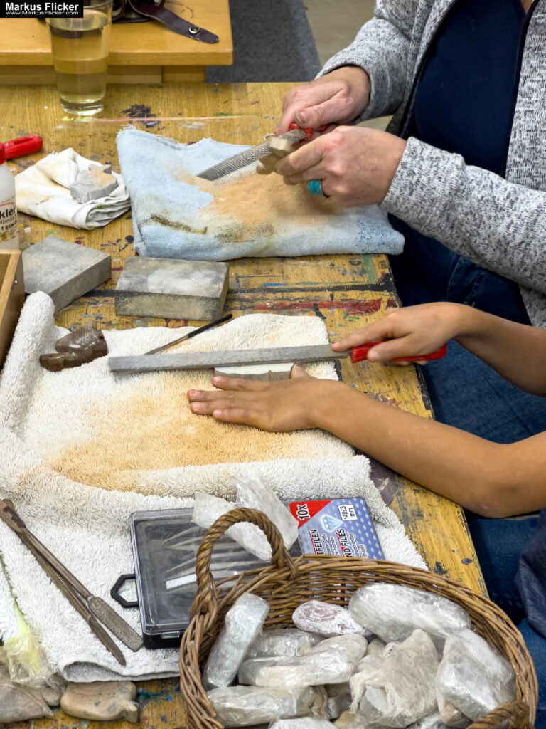 Kreativ Comic, Acryl, Skulpturen aus Ytong und Draht, Specksteintiere und Handyfotografie Kinder Workshop Kunstprogramm Malwerkstatt Martina Brandl Steiermark Österreich