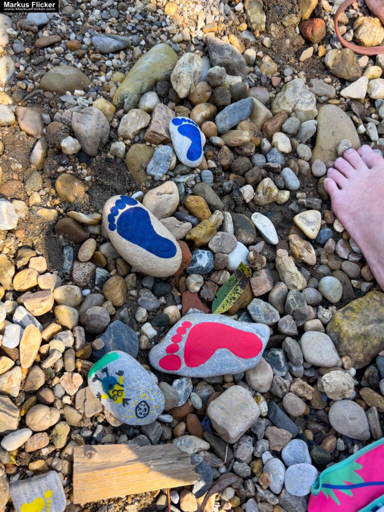 Bau dir was Schönes! Was nicht passt, wird passend gemacht: Kreative Fotomotive selbst erstellen mit Kindern und Steinen. Kreativität im Alltag: Einfache Materialien, große Wirkung. Die Magie des Permanent Markers: Einfache Kunst für alle. Fotografieren statt suchen: Das Motiv selbst gestalten. Licht und Schatten: Die richtige Stimmung für dein Motiv. Beispiele aus der Praxis: Kreative Fotomotive mit Kindern. Fotomotive selbst erstellen statt suchen