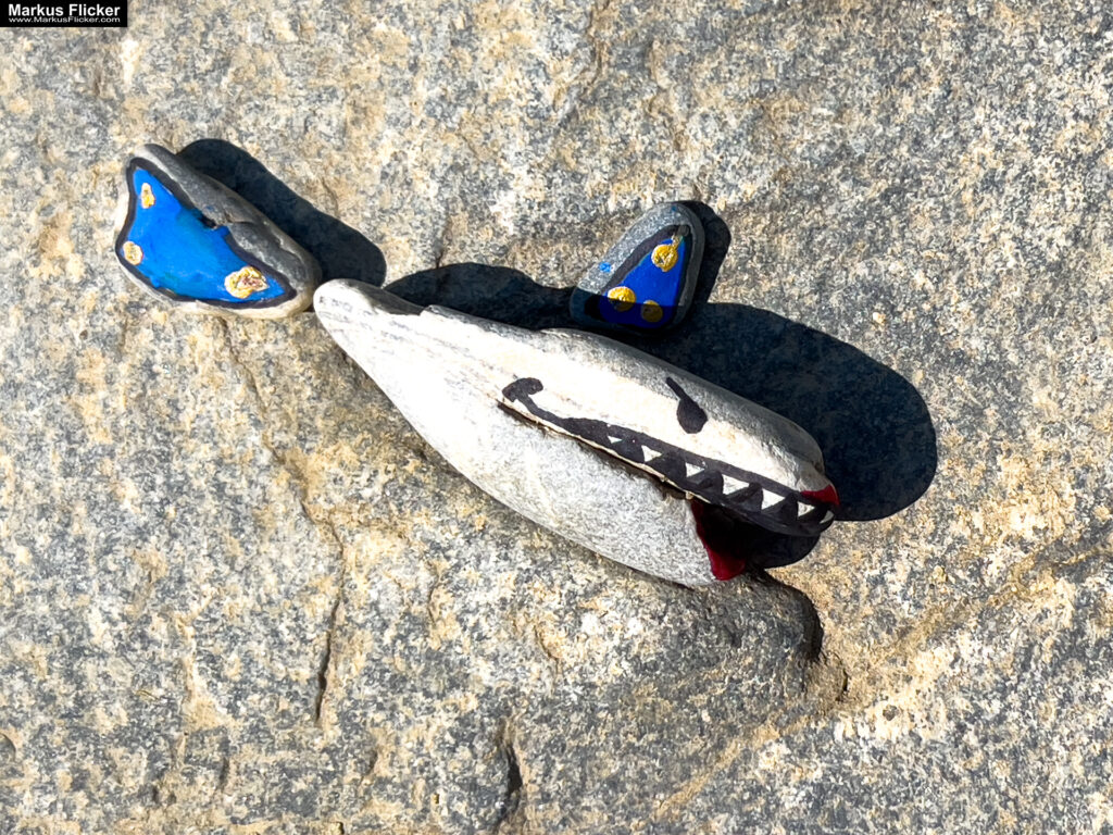 Bau dir was Schönes! Was nicht passt, wird passend gemacht: Kreative Fotomotive selbst erstellen mit Kindern und Steinen. Kreativität im Alltag: Einfache Materialien, große Wirkung. Die Magie des Permanent Markers: Einfache Kunst für alle. Fotografieren statt suchen: Das Motiv selbst gestalten. Licht und Schatten: Die richtige Stimmung für dein Motiv. Beispiele aus der Praxis: Kreative Fotomotive mit Kindern. Fotomotive selbst erstellen statt suchen