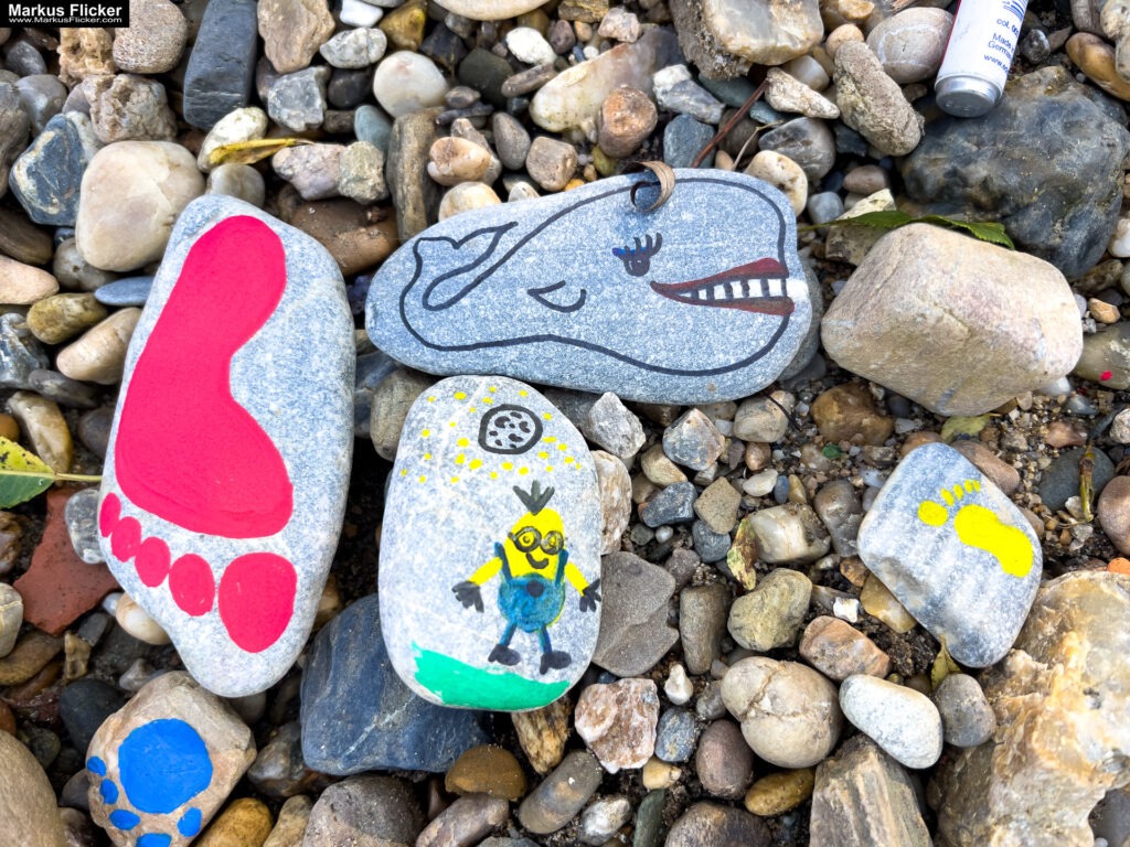 Bau dir was Schönes! Was nicht passt, wird passend gemacht: Kreative Fotomotive selbst erstellen mit Kindern und Steinen. Kreativität im Alltag: Einfache Materialien, große Wirkung. Die Magie des Permanent Markers: Einfache Kunst für alle. Fotografieren statt suchen: Das Motiv selbst gestalten. Licht und Schatten: Die richtige Stimmung für dein Motiv. Beispiele aus der Praxis: Kreative Fotomotive mit Kindern. Fotomotive selbst erstellen statt suchen