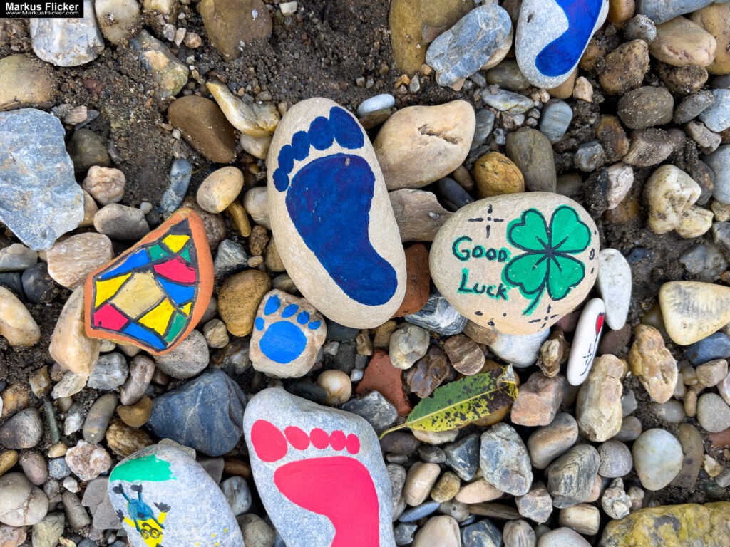 Bau dir was Schönes! Was nicht passt, wird passend gemacht: Kreative Fotomotive selbst erstellen mit Kindern und Steinen. Kreativität im Alltag: Einfache Materialien, große Wirkung. Die Magie des Permanent Markers: Einfache Kunst für alle. Fotografieren statt suchen: Das Motiv selbst gestalten. Licht und Schatten: Die richtige Stimmung für dein Motiv. Beispiele aus der Praxis: Kreative Fotomotive mit Kindern. Fotomotive selbst erstellen statt suchen