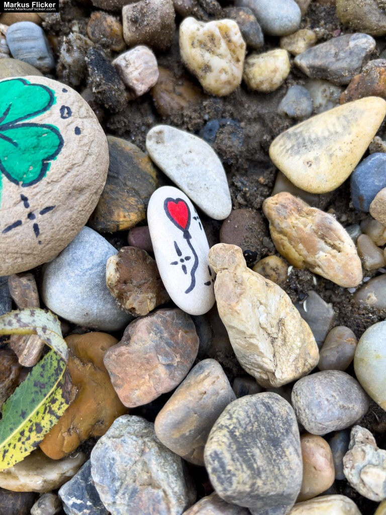 Bau dir was Schönes! Was nicht passt, wird passend gemacht: Kreative Fotomotive selbst erstellen mit Kindern und Steinen. Kreativität im Alltag: Einfache Materialien, große Wirkung. Die Magie des Permanent Markers: Einfache Kunst für alle. Fotografieren statt suchen: Das Motiv selbst gestalten. Licht und Schatten: Die richtige Stimmung für dein Motiv. Beispiele aus der Praxis: Kreative Fotomotive mit Kindern. Fotomotive selbst erstellen statt suchen