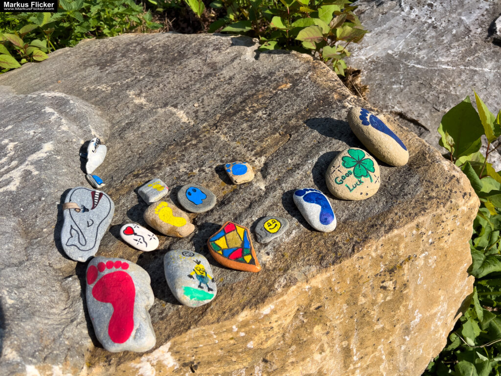 Bau dir was Schönes! Was nicht passt, wird passend gemacht: Kreative Fotomotive selbst erstellen mit Kindern und Steinen. Kreativität im Alltag: Einfache Materialien, große Wirkung. Die Magie des Permanent Markers: Einfache Kunst für alle. Fotografieren statt suchen: Das Motiv selbst gestalten. Licht und Schatten: Die richtige Stimmung für dein Motiv. Beispiele aus der Praxis: Kreative Fotomotive mit Kindern. Fotomotive selbst erstellen statt suchen