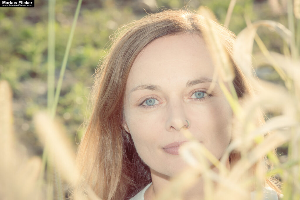 Spätsommer-Portrait- und Videoaufnahmen: Perfektes Licht und Atmosphäre Female Model Woman Andrea