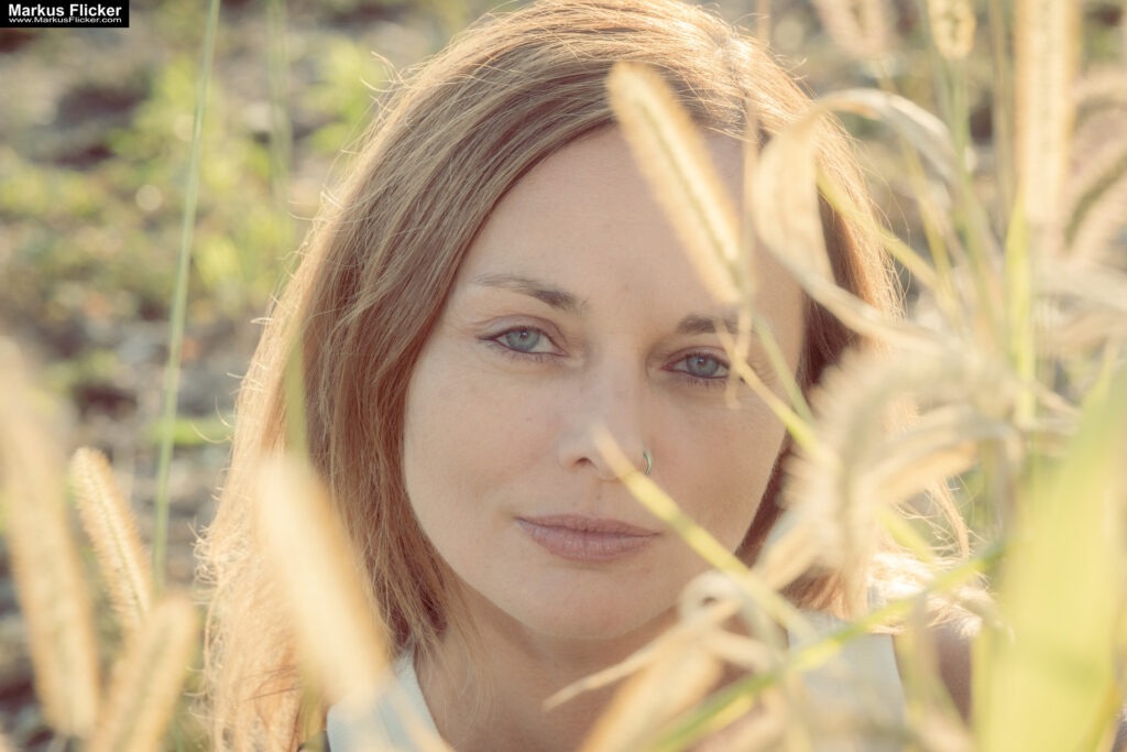 Verwendung von natürlichem Licht in der Porträtfotografie: Techniken, Posing, Verwendung von Licht inkl. 37 Fototipps und Tricks Spätsommer-Portrait- und Videoaufnahmen: Perfektes Licht und Atmosphäre Female Model Woman Andrea