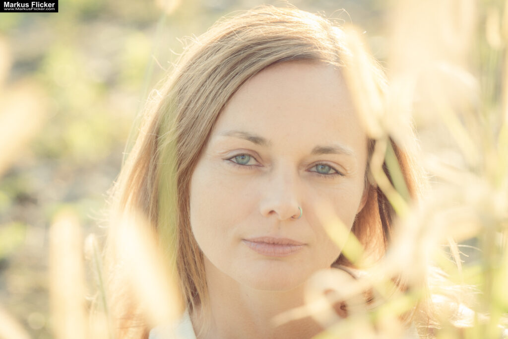 Spätsommer-Portrait- und Videoaufnahmen: Perfektes Licht und Atmosphäre Female Model Woman Andrea